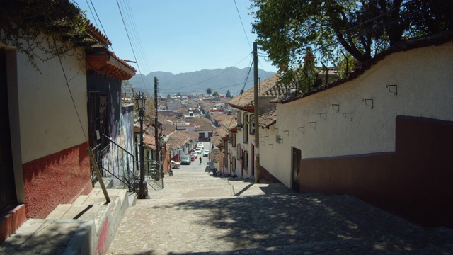 这是墨西哥恰帕斯市圣克里斯托巴尔德拉斯卡萨斯(San Cristobal de las Casas)一个殖民风格社区里一条狭窄而陡峭的街道视频素材