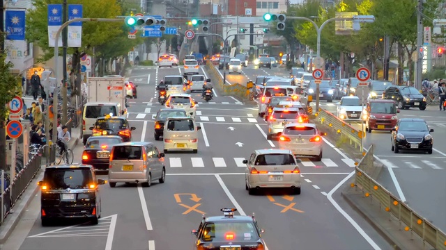 日本东京一条繁忙的交通道路上的汽车视频素材