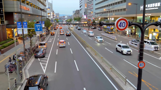 在日本东京繁忙的道路上行驶的汽车视频素材