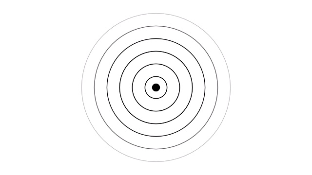 目标图标与无线电波，圆形雷达接口信号与同心环移动。无线电波、雷达或声纳的动画。视频素材