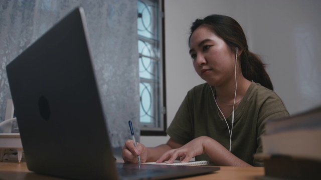 妇女在家里工作和学习视频素材