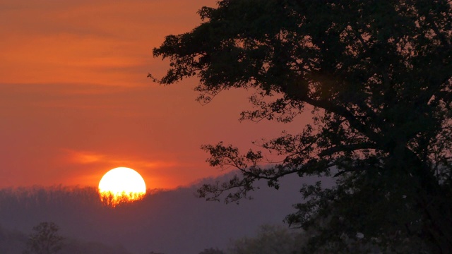 时光流逝的夕阳与山景的黄昏视频素材