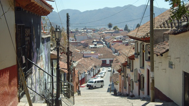 墨西哥恰帕斯的圣克里斯托巴尔德拉斯卡萨斯(San Cristobal de las Casas)的标志性街道两旁排列着殖民风格的房屋视频素材