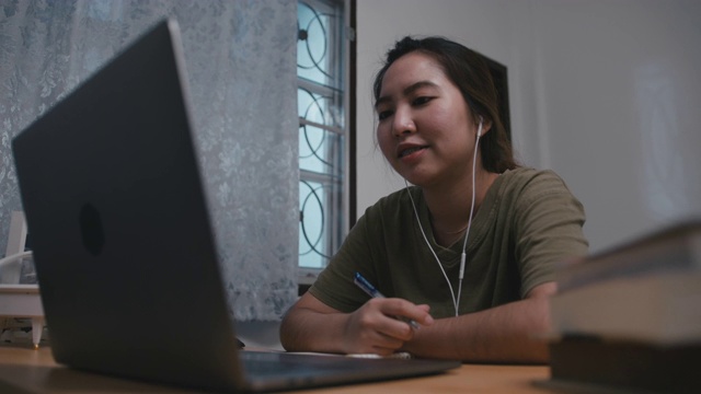 妇女在家里工作和学习视频素材