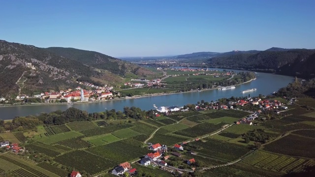 Rossatzbach和Durnstein镇和葡萄园的航拍全景。瓦山谷,奥地利视频素材