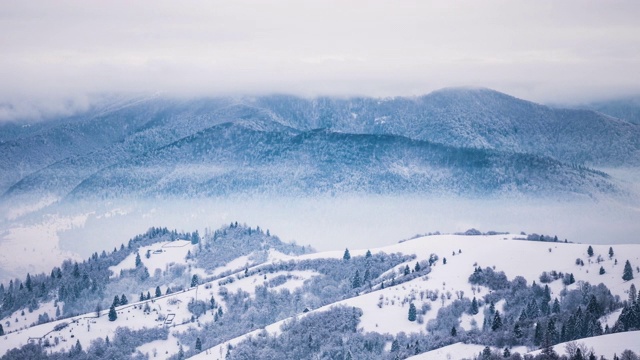 一场冬季的暴风雪视频素材