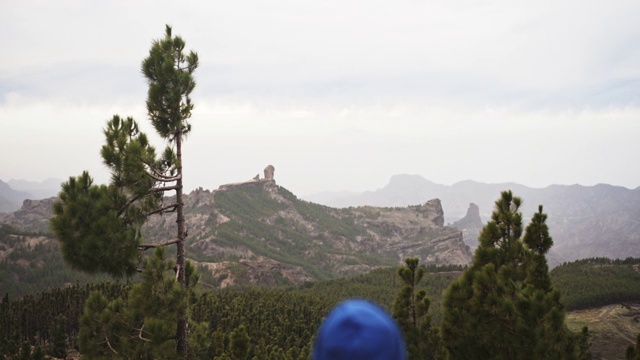 背包里的男人看山视频素材