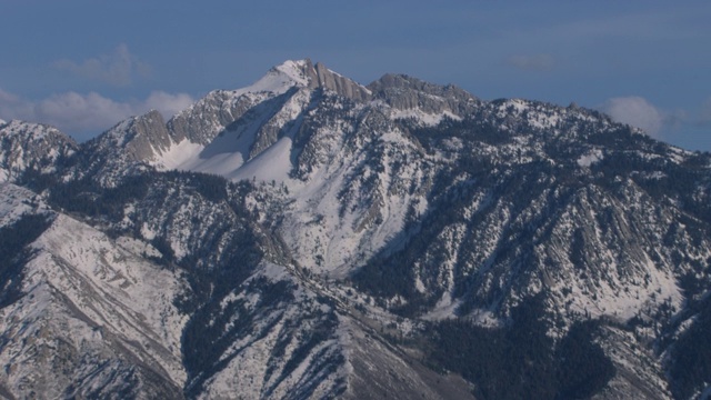 鸟瞰白雪皑皑的瓦萨奇山脉和Lone峰在多云的天空下，盐湖城，犹他州，美国。视频素材