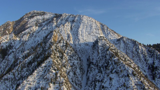 鸟瞰图的积雪覆盖的奥林匹斯山在瓦萨奇山脉，盐湖城，美国犹他州。视频素材