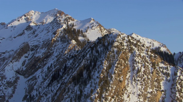 双峰和白雪皑皑的瓦萨奇山脉对天空的鸟瞰图，盐湖城，美国犹他州。视频素材