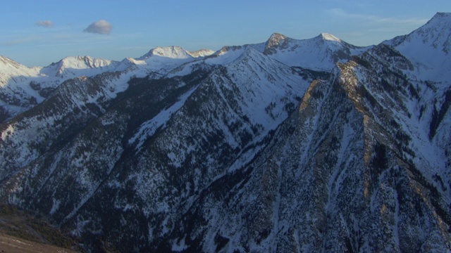 鸟瞰积雪覆盖的瓦萨奇山脉与Lone峰，白光秃，和Pfeifferhorn，靠近盐湖城，美国犹他州。视频素材