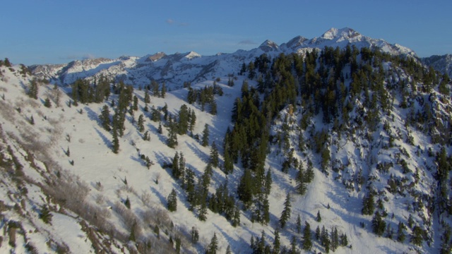 鸟瞰白雪皑皑的瓦萨奇山脉与双峰和O沙利文峰，盐湖城，美国犹他州。视频素材