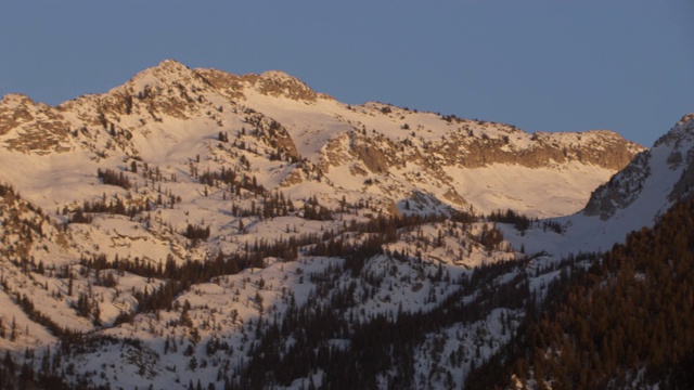 美国犹他州盐湖城附近，日落时白雪覆盖的瓦萨奇山脉的鸟瞰图。视频素材