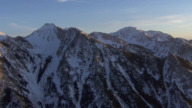 鸟瞰积雪覆盖的瓦萨奇山脉与Lone峰，靠近盐湖城，美国犹他州。视频素材