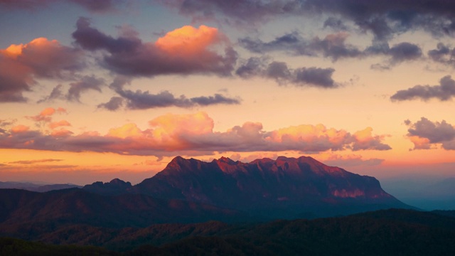 超延时视频4K，美丽的鸟瞰图风景在日落Doi luang chiang岛与美丽多彩的天空戏剧在Doi mae taman san pa kia泰国清迈。视频素材