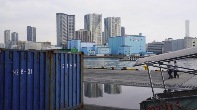 2018年1月19日，许多高层住宅建筑矗立在日本东京富佐区Koto区，从芝浦码头穿过运河。视频素材