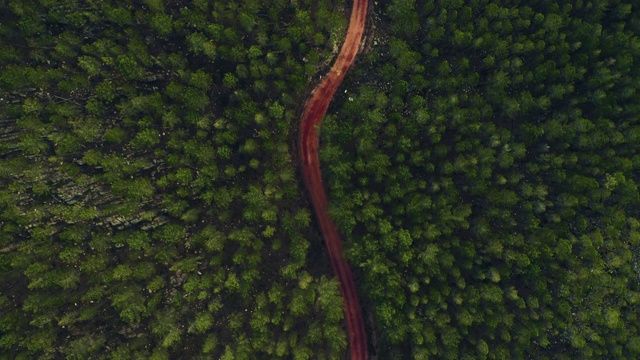 要找到你的道路，就要爬到顶端视频素材