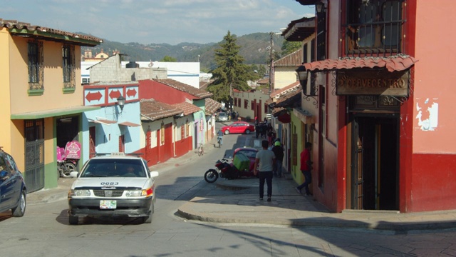 墨西哥恰帕斯的圣克里斯托巴尔德拉斯卡萨斯(San Cristobal de las Casas)，一个殖民风格的社区里狭窄的村庄街道视频素材