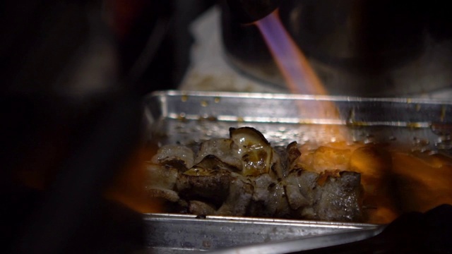 然后烤牛肉串。居酒屋日式烧鸡。视频素材