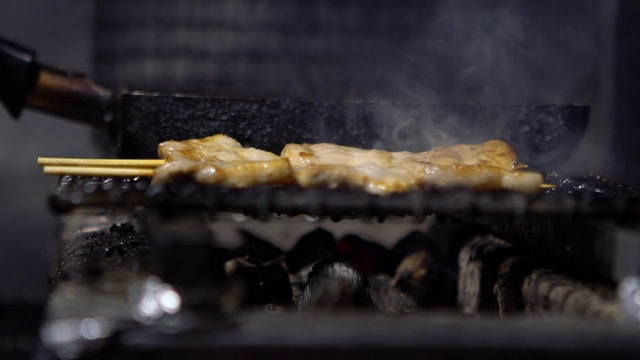 慢镜头厨师烹饪猪肉在居酒屋日本酒吧东京。日本的食物视频素材