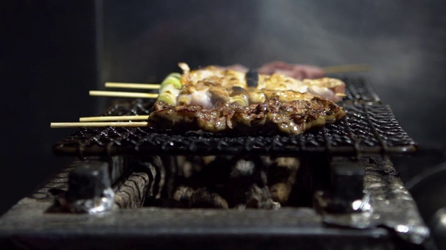 串烤。烧鸡是居酒屋餐厅的一种日本料理。视频素材