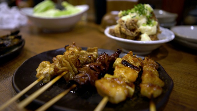 4K，烤猪肉串。烧鸡是居酒屋酒吧的一种日本食物。视频素材