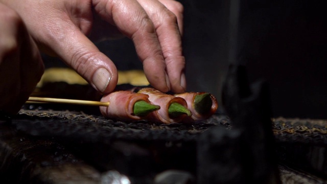 小吃摊上的烤鸡肉串的慢镜头。串秋葵视频素材