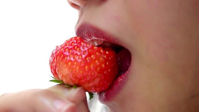 女人吃草莓吃红浆果，果子甜多汁视频素材