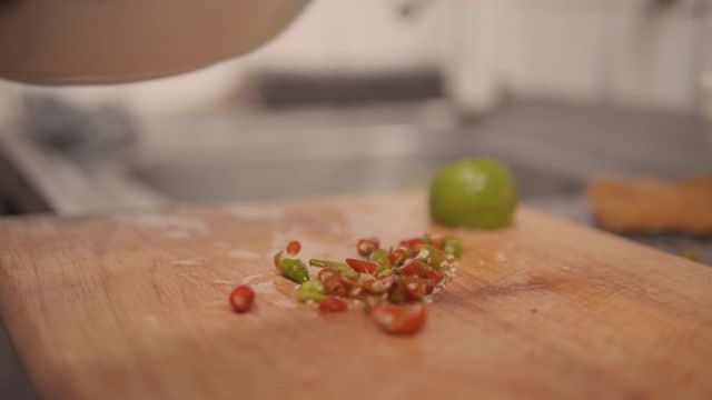 Slo mo close年长的妇女手切辣椒准备生食和烹饪为家人。视频素材