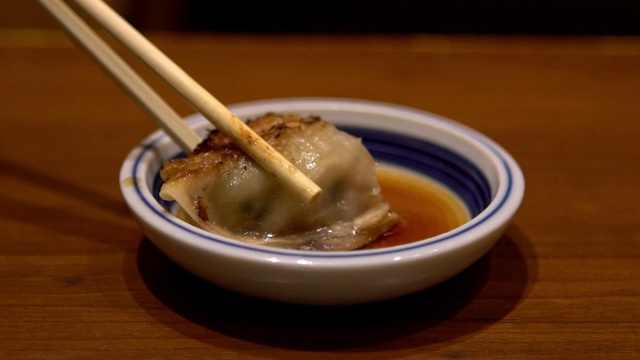 在餐馆用筷子吃饺子的慢动作。视频素材