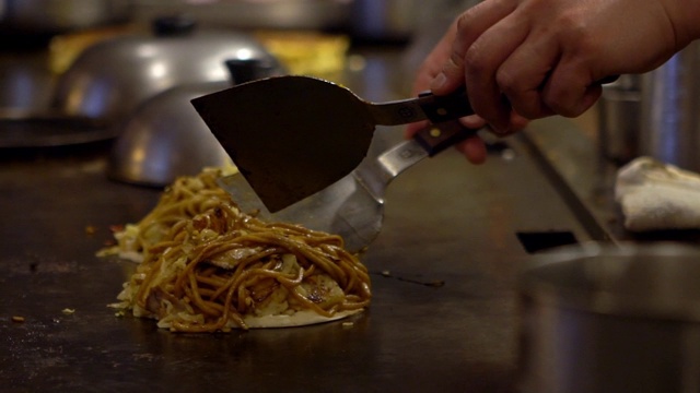 慢动作细节在亚洲餐厅厨师手拿铲子烹饪食物视频素材