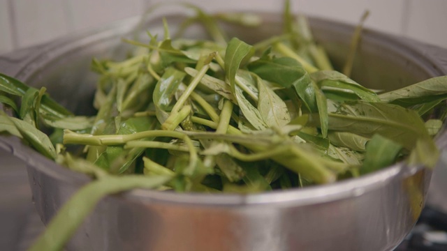 锅里的蔬菜正准备洗洗做饭。视频素材