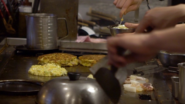 慢动作烧铁板烧的时候用平底锅。日本厨师烹饪视频素材