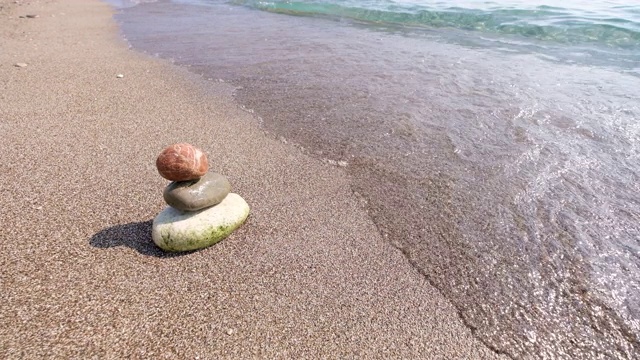 海边沙滩上的禅宗石堆视频素材