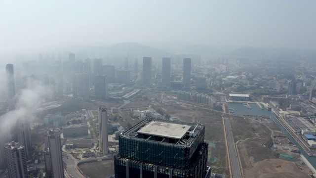 ZI/带有平流雾的摩天大楼鸟瞰图视频素材