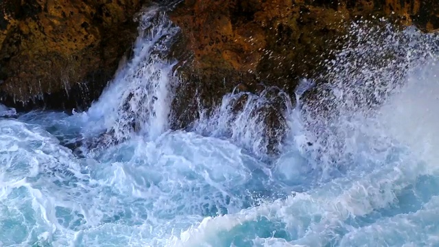 美丽的景色与海浪和岩石海岸视频素材