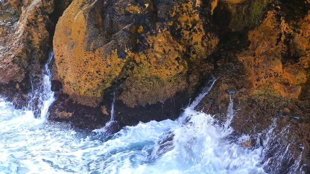 美丽的景色与海浪和岩石海岸视频下载