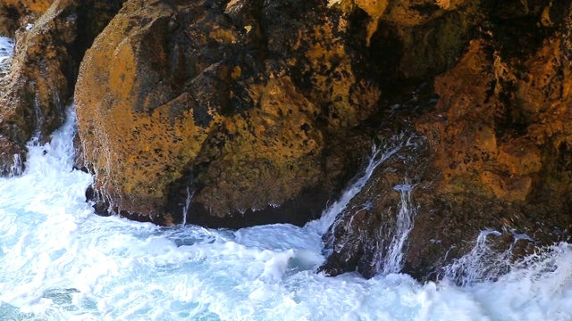 美丽的景色与海浪和岩石海岸视频下载