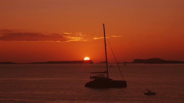 海上的帆船，背景是夕阳视频素材