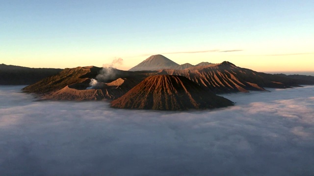 在印度尼西亚东爪哇的腾格里山脉的活火山布罗莫火山的日出镜头视频。视频素材