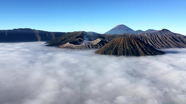 Bromo火山是印度尼西亚东爪哇腾格里山脉的一个活火山。视频素材