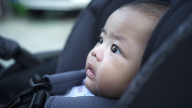 一个可爱的亚洲新生男婴抬头的脸视频素材