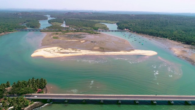 鸟瞰江流入海处视频下载