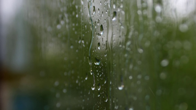 雨滴顺着玻璃流下视频素材