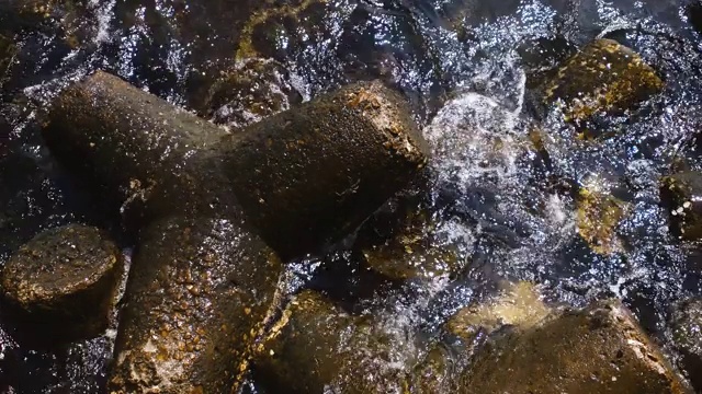 海岸的石头和海浪视频素材