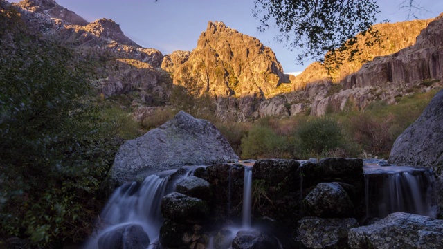 葡萄牙Serra da Estrela自然公园Covão d'Ametade上的日出- Timelapse视频素材