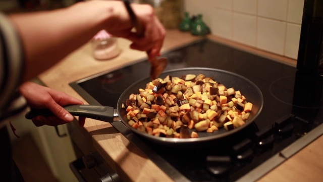 在平底锅里准备蒸粗麦粉的蔬菜视频素材