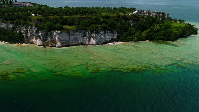 航拍摄影机拍摄的Sirmione，加尔达湖，意大利视频素材