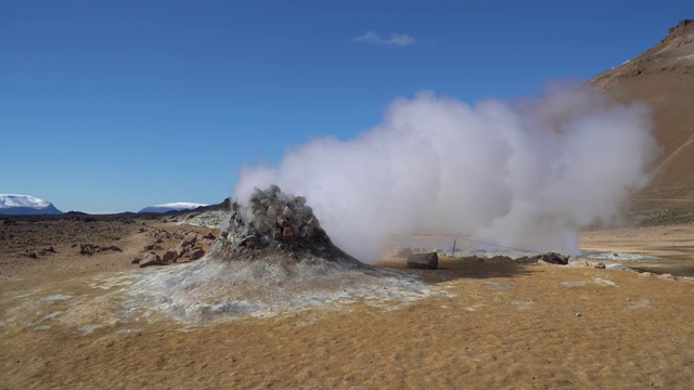 冰岛Hverir Myvatn地热区，有间歇泉、泥浆池和蒸汽喷气孔视频素材