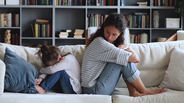 沮丧的年轻妈妈和孩子的女儿回头避免说话视频素材